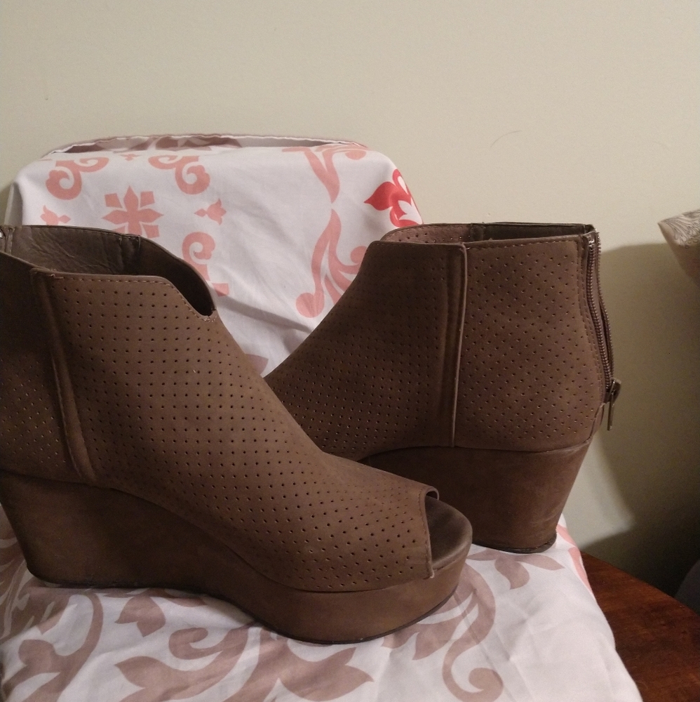 Wedged peep toe boots